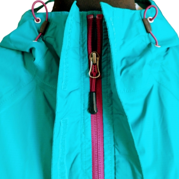The North Face Women's Rain Jacket. - Picture 8 of 15